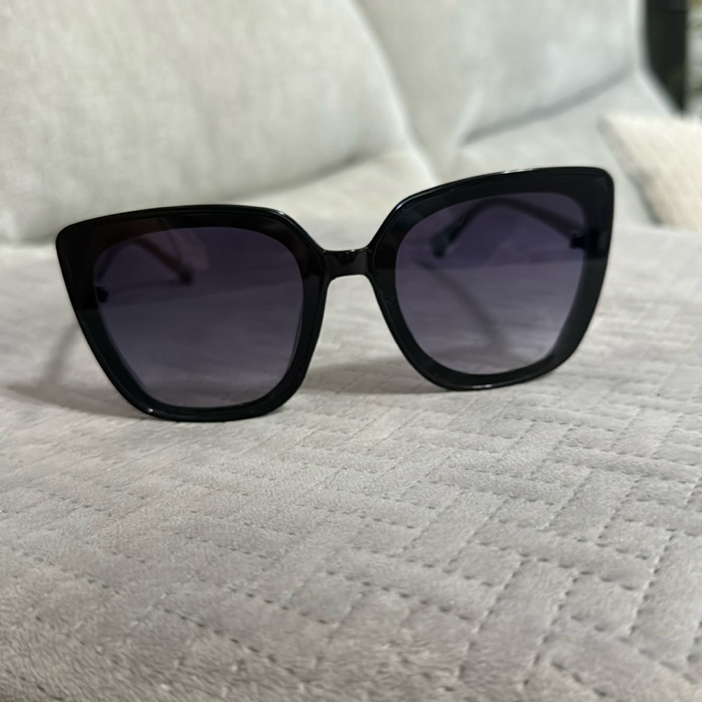 Vince Camuto VC964 Black Sunglasses Women